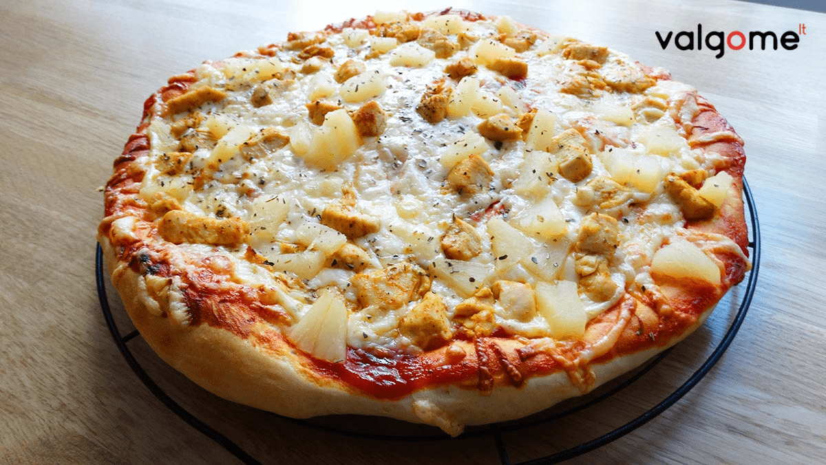 Naminė pica su vištiena ir ananasais