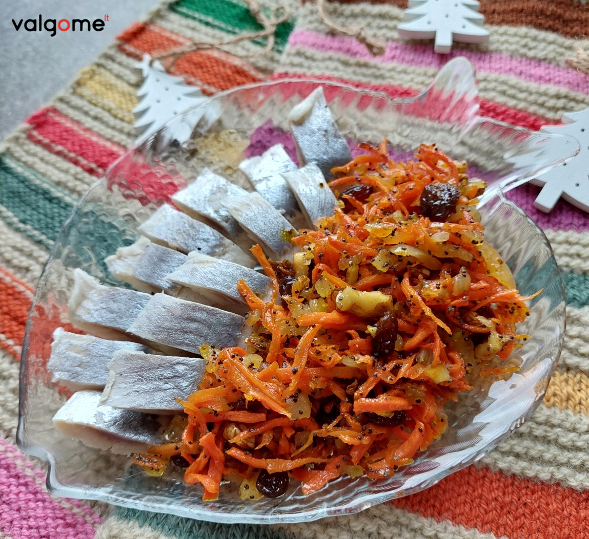 Silkė su morkomis, aguonomis ir cinamonu