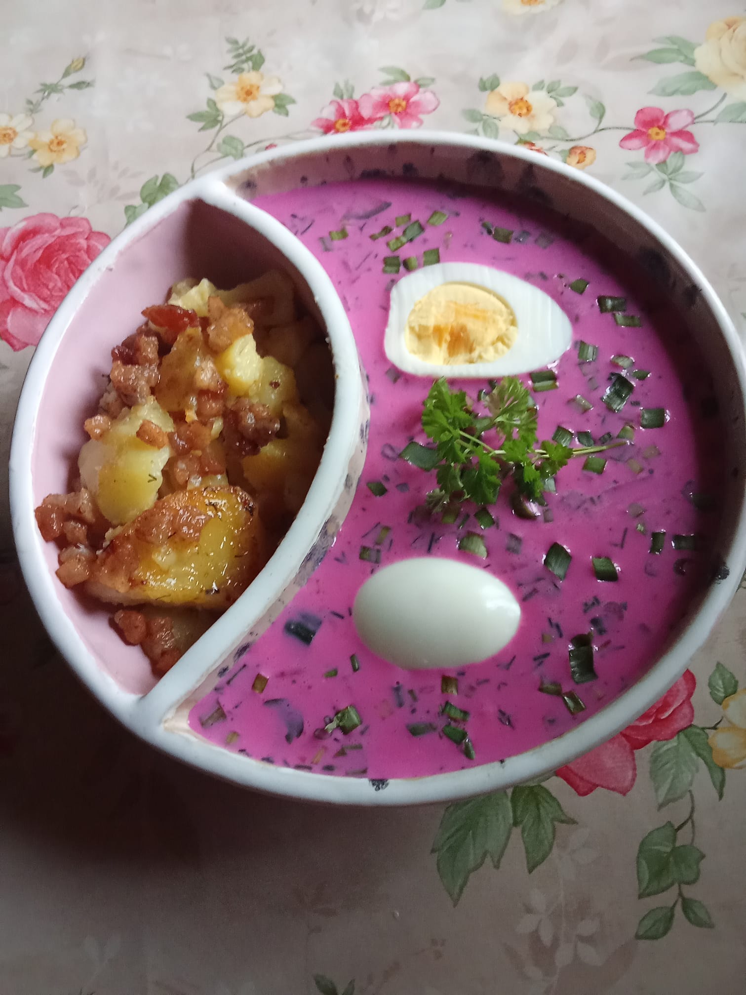 Tobuli šaltibarščiai su mineraliniu ir keptomis bulvėmis