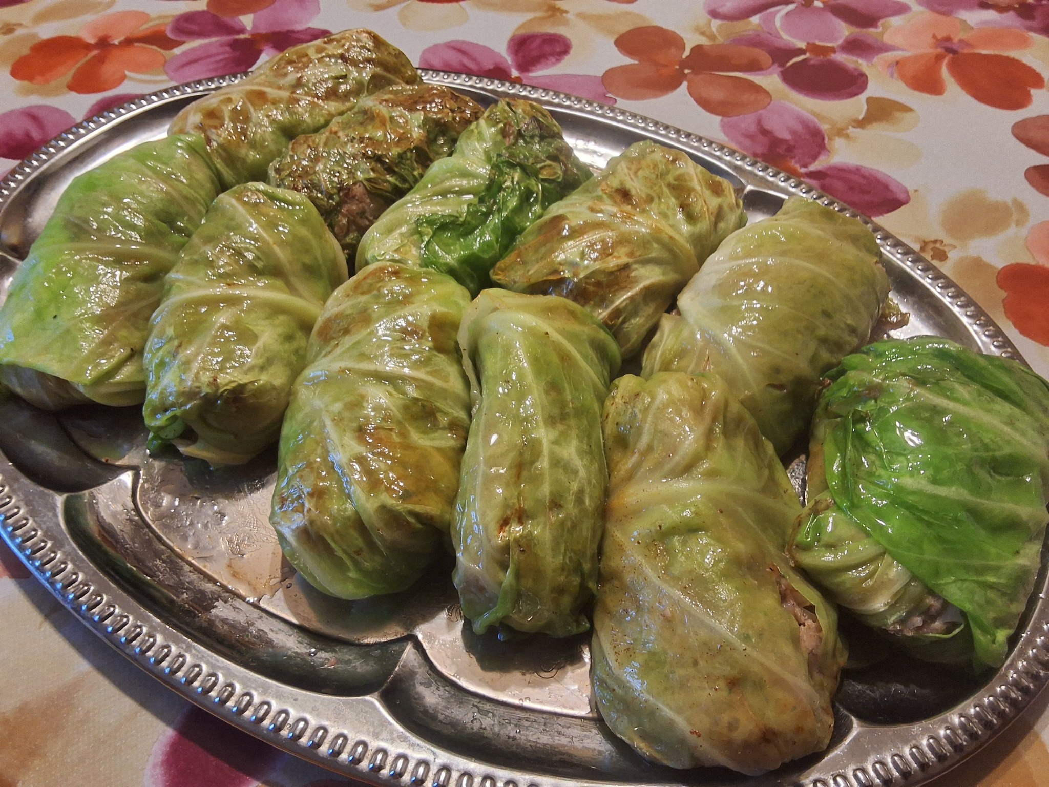 Kaimiški močiutės šviežių kopūstų balandėliai su mėsos faršu