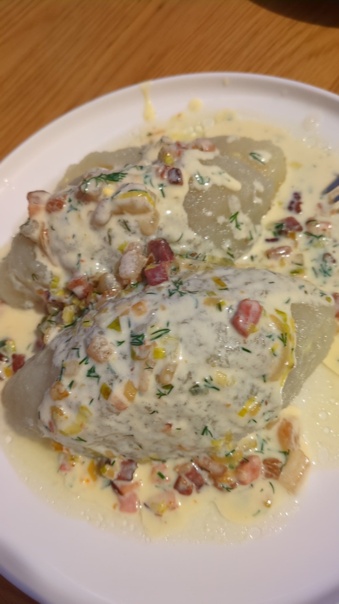 Cepelinai su kepenėlėmis ir spirgučių padažu