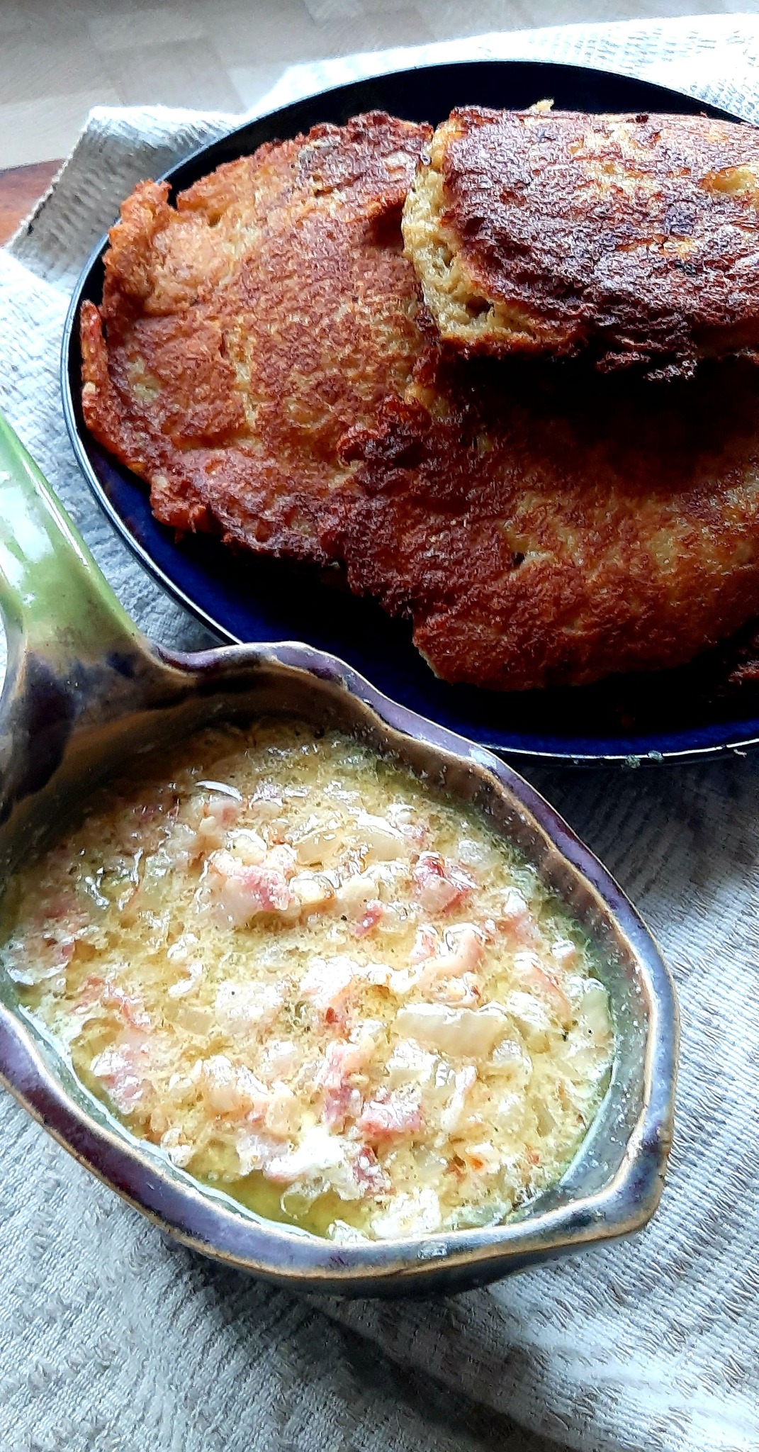 Kėdainių blynai su mėsos faršu ir spirgučių padažu