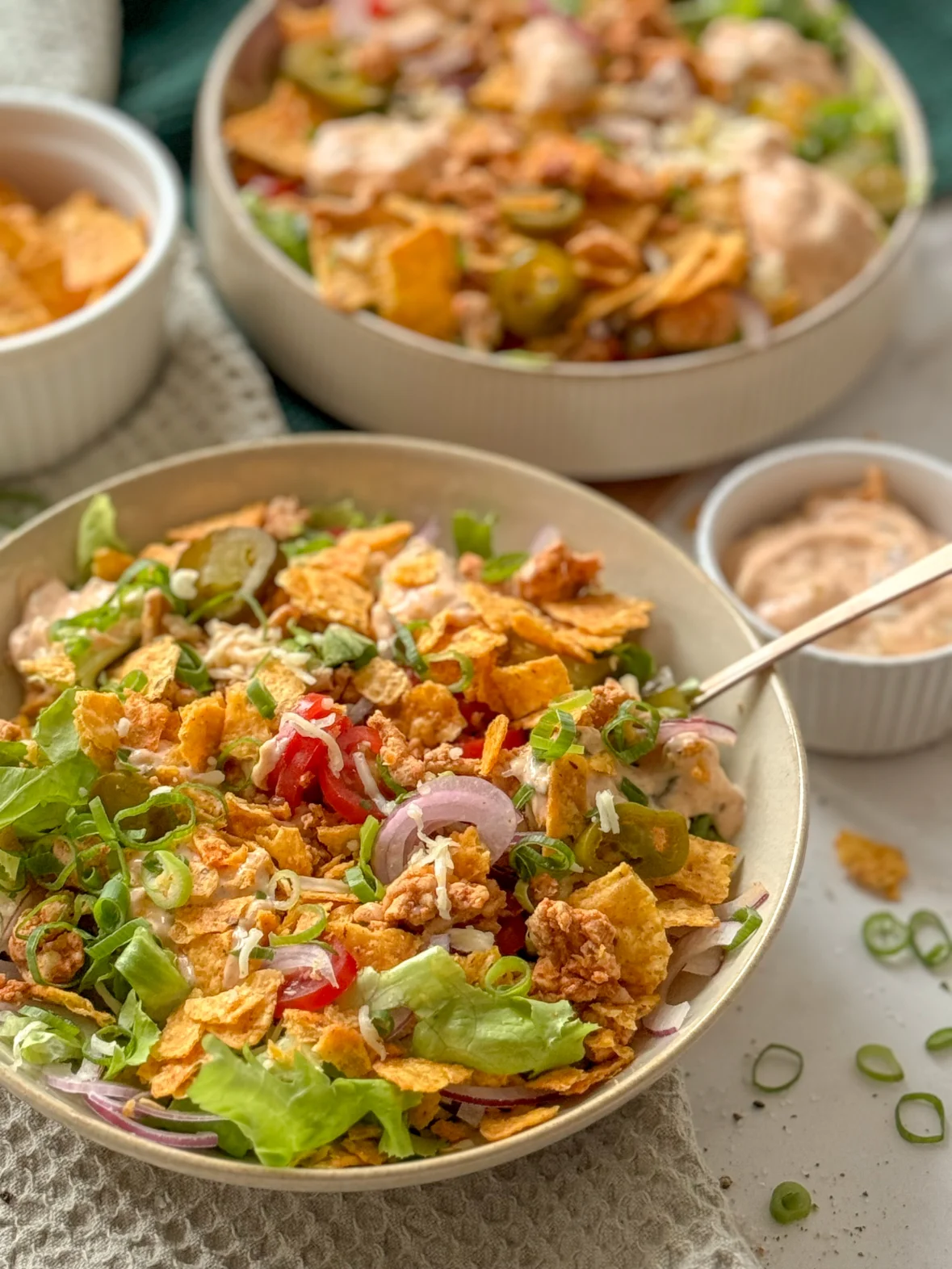 Mėsainių salotos su nachos – lengvesnė alternatyva mėsainiui