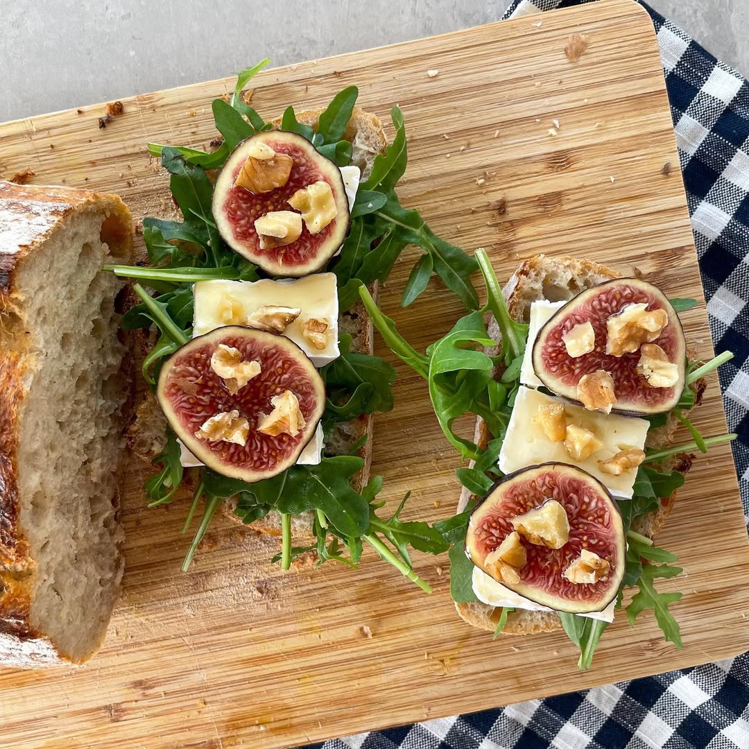 Gurmaniški sumuštiniai su figomis, medumi ir kamambero sūriu