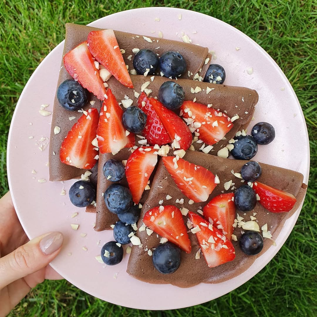 Šokoladiniai blyneliai su jogurtu ir vaisiais 🍓🫐