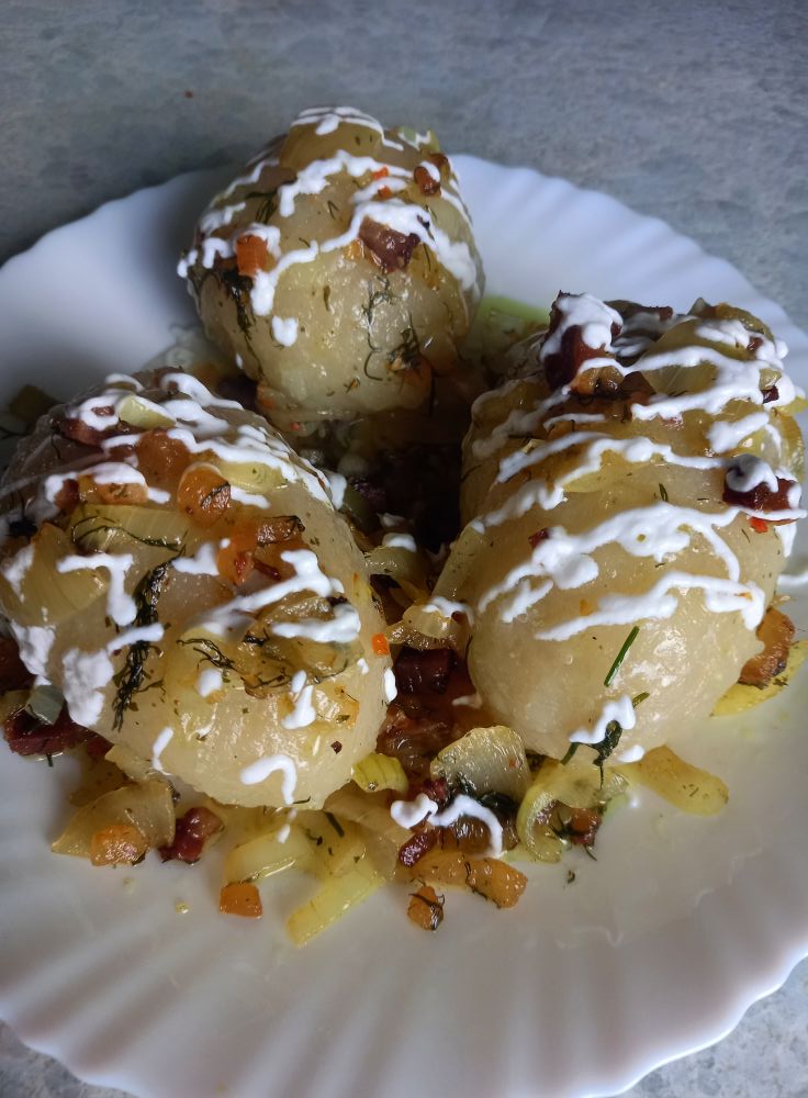 Tradiciniai bulvių tarkių cepelinai su mėsa ir spirgučių padažu