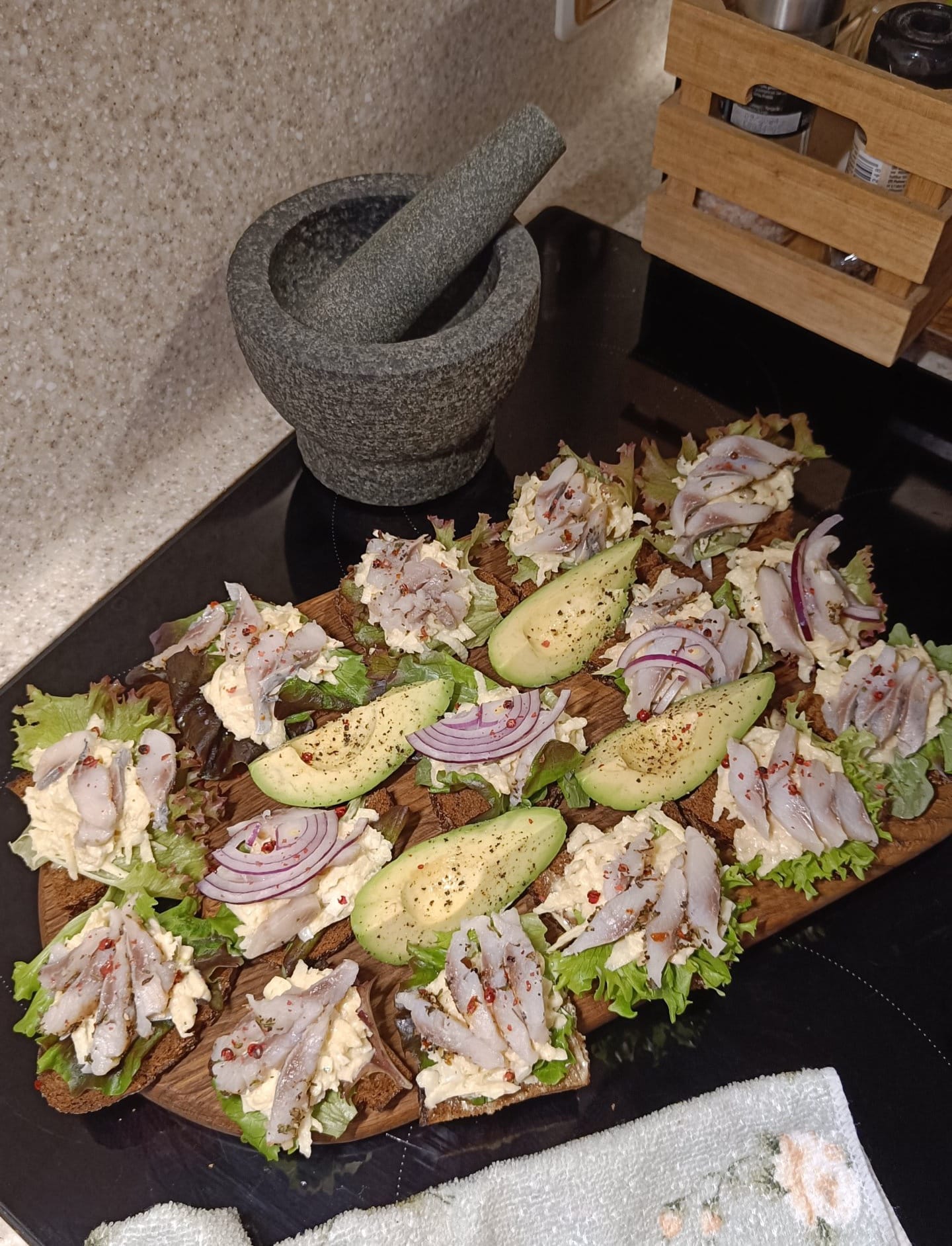 Gaivūs silkės sumuštiniai su obuoliais ir avokadu