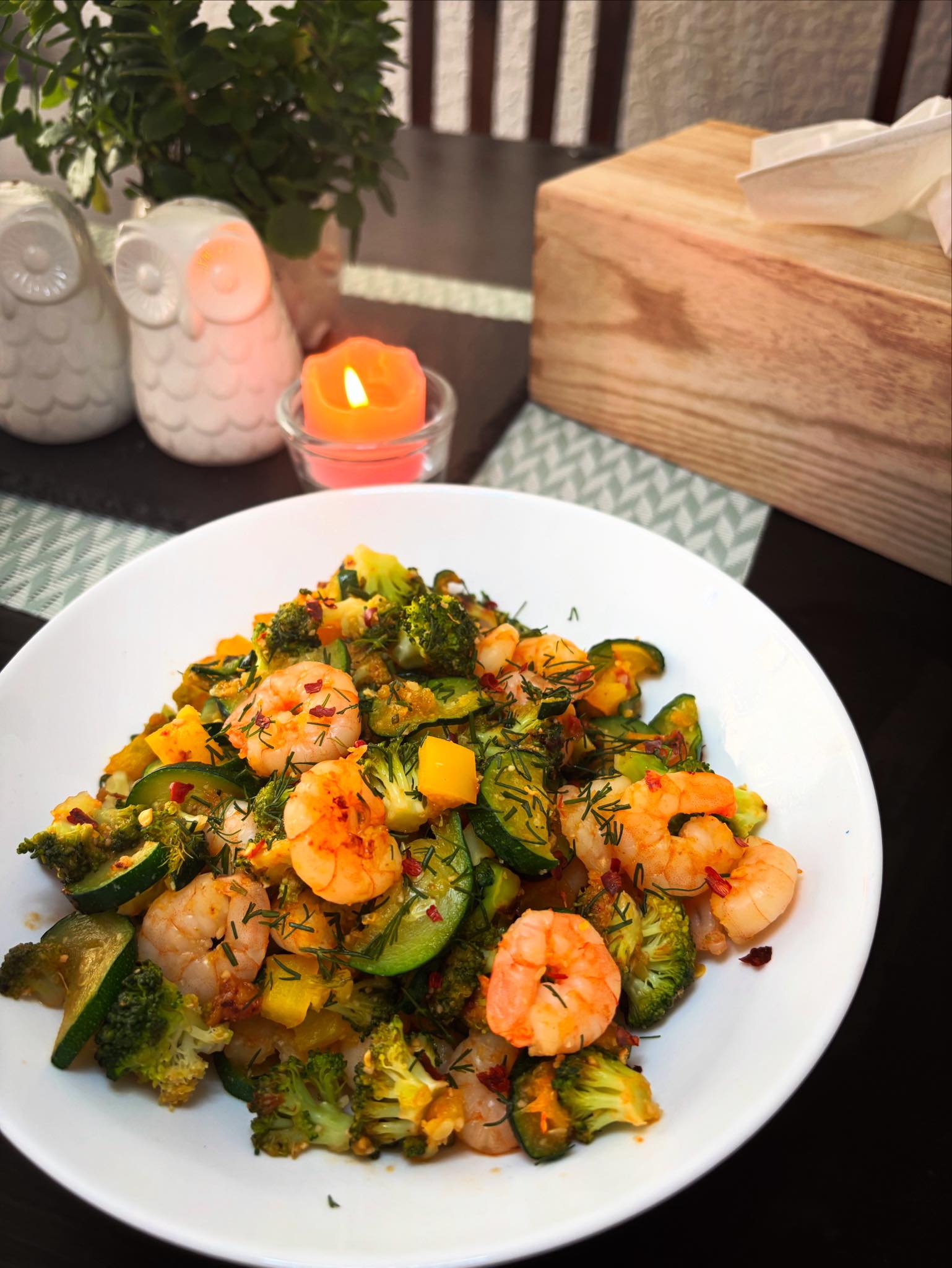 Sveika vakarienė su keptomis krevetėmis ir daržovėmis