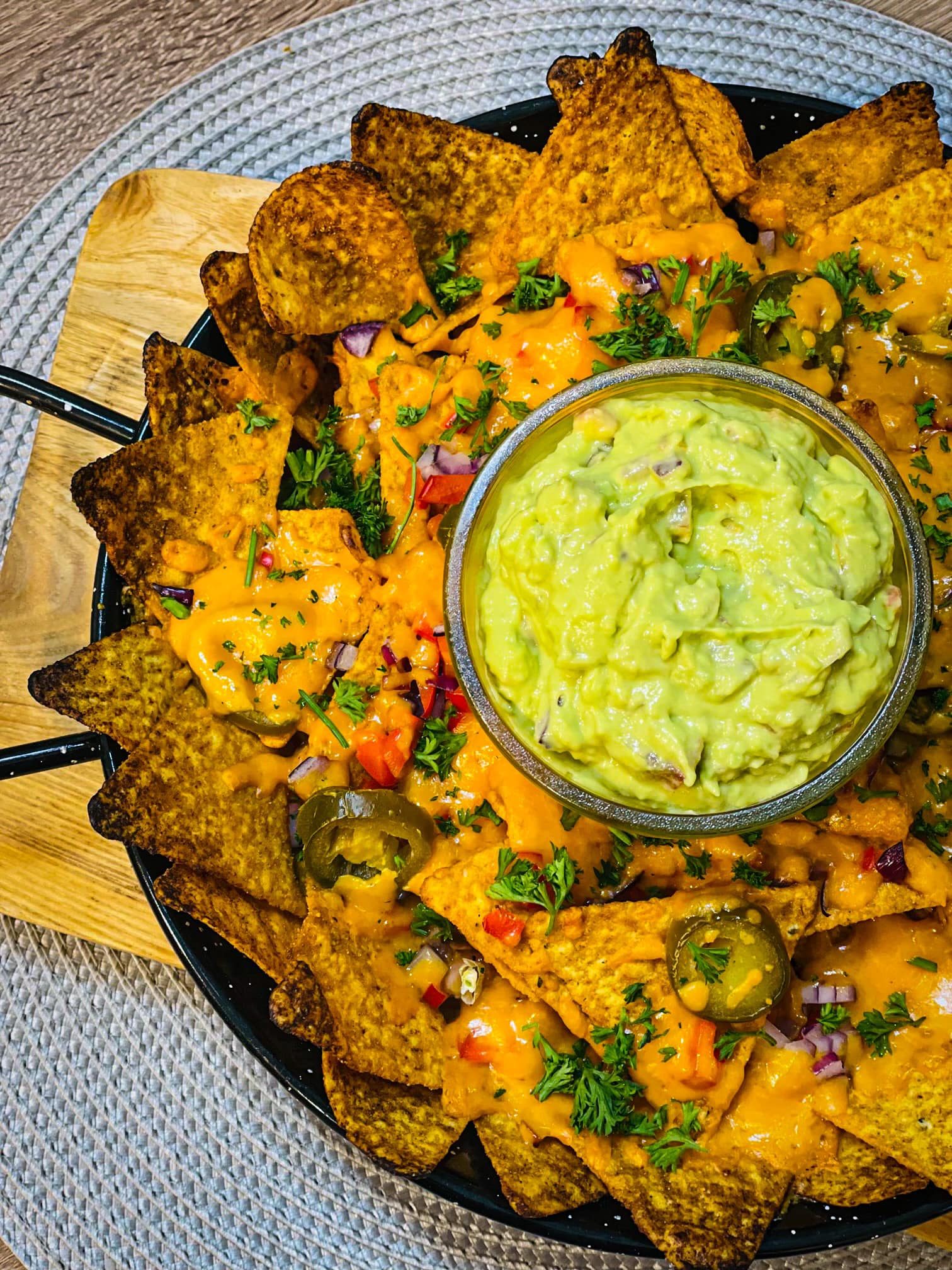 Nachos su kepta vištiena, čederiu ir gvakamole