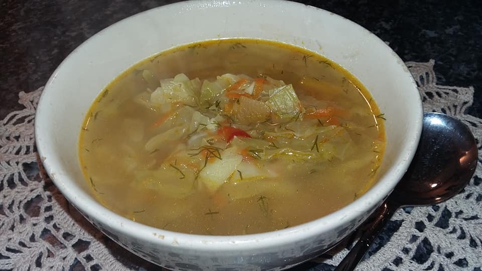 Gardžioji naminė kopūstienė su vištienos sultiniu ir daržovėmis