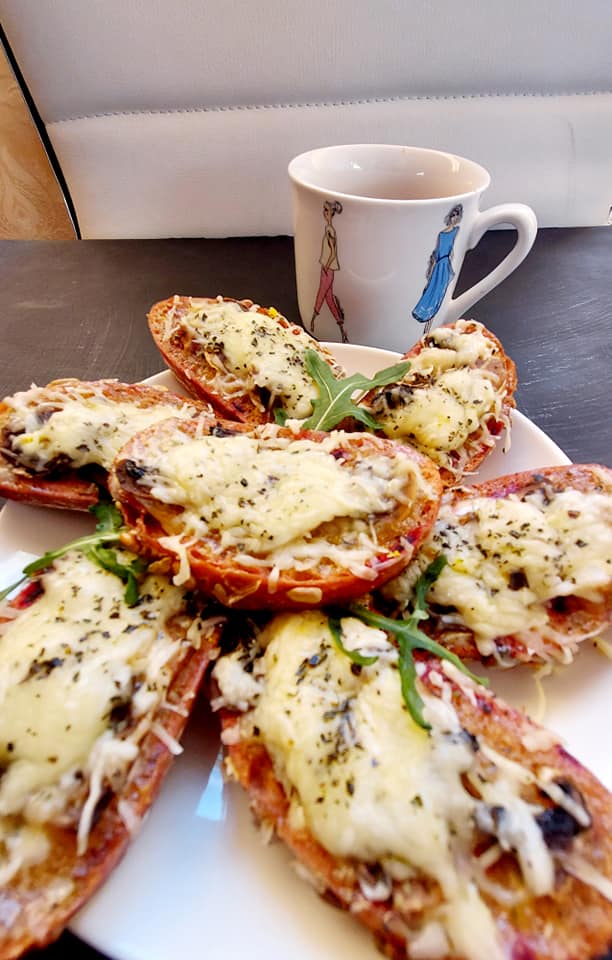 Karšti sumuštiniai su pievagrybiais ir sūriu orkaitėje